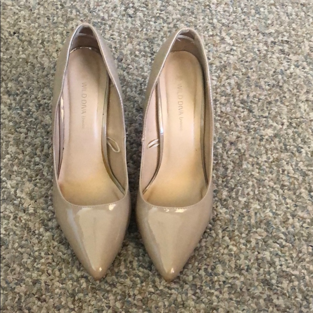 Nude pumps